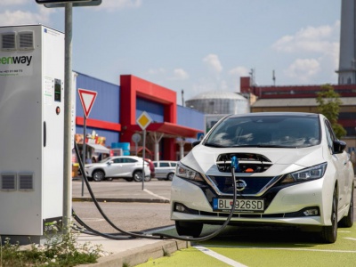 Nabite si auto počas nákupu – nabíjacie stanice budujú aj obchodné reťazce