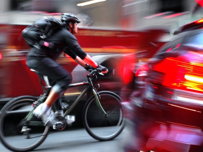 Cyklisti to na cestách nemajú jednoduché. Vodiči sú však na tom rovnako