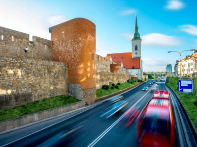 Bratislava plánuje zmenu parkovacej politiky aj zavedenie nízkoemisných zón